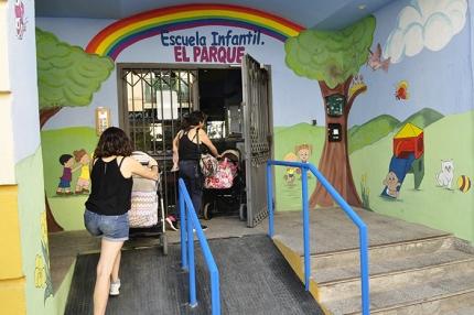 Varias madres llevan a sus pequeños a la E.I El Parque el primer día del nuevo curso. 