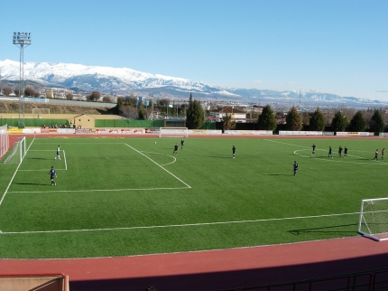 Imagen  de archivo del campo de fútbol de Albolote con el césped artificial en su máximo esplendor. 