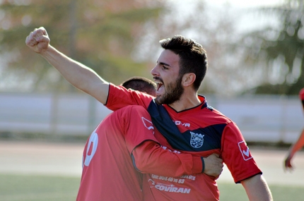 Los jugadores rojillos celebran un gol en el municipal alboloteño (GRJ)