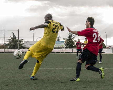 Jugada de un encuentro entre el FC Cubillas y Albolote CF (VICENTE CARVAJAL)