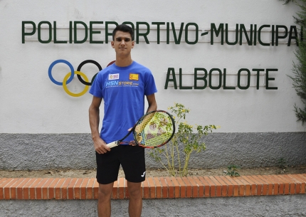 Yuri Syromolotov Netrebin a las puertas del polideportivo municipal de Albolote 