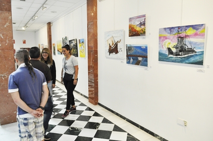 Visitantes de la exposición el día de su inauguración.