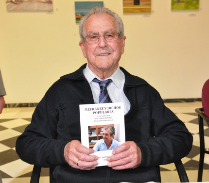 Pepe García, muestra orgullos el libro, antes del inicio de la presentación en la Casa de la Cultura