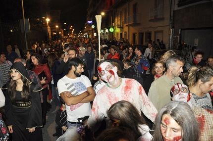 Multitudinario pasacalles de la noche de ánimas del pasado año.