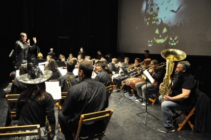 Músicos de la banda en la actuación de Halloween