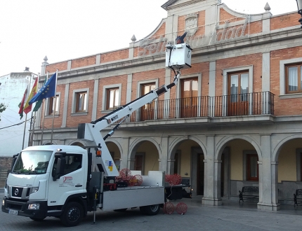 Primeros trabajos de colocación del alumbrado en la fachada de la casa consistorial