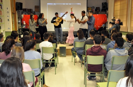 El grupo flamenco del IES Aricel durante su actuación en la biblioteca del centro. 