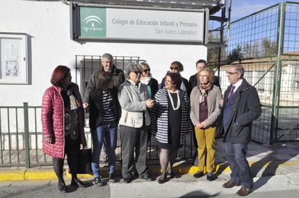 Parlamentarios socialistas junto a la alcaldesa, Concepción Ramírez, concejales y la directora del colegio. 