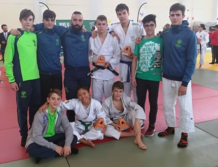 Delegación participante del Club de Judo Baransu con su entrenador Alejandro Bombillar. /CJB