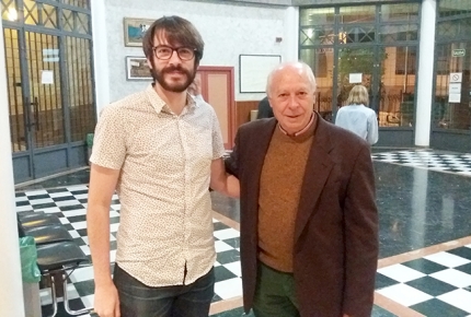 El poeta ganador, Francisco José Chamorro (izquierda), posa junto a Antonio Carvajal, premio nacional de poesía, minutos antes del acto de entrega del premio.