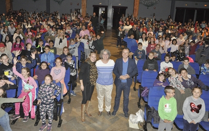 Autoridades municipales y provinciales en el teatro de la Casa de la Cultura rodeados de escolares de Albolote.