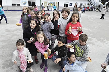 Alumnos del colegio degustan el tradicional bollo con chocolate.