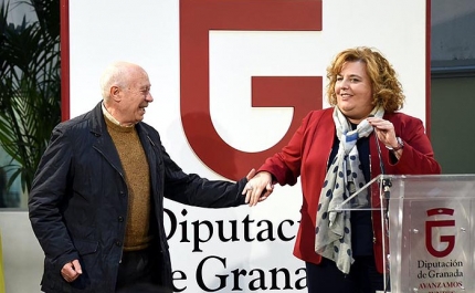 Fátima Gómez, diputada de Cultura, saluda a Antonio Carvajal en la sede de la Diputación 