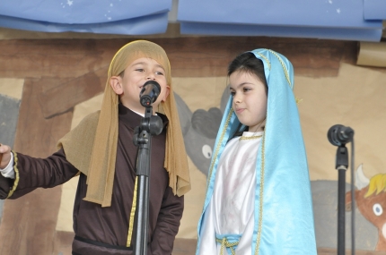 Dos alumnos vestidos de María y José 