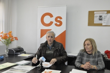 Manuel Montalvo y Carmen Calderay (Ciudadanos) en rueda de prensa 