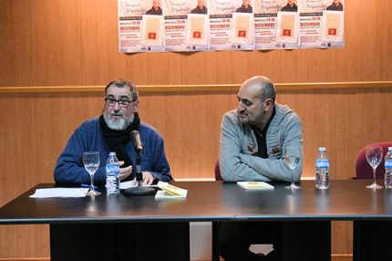 El poeta José Antonio Ramírez Milena -izquierda- y Juan Carlos Rodríguez Torres durante la presentación del poemario de éste último.