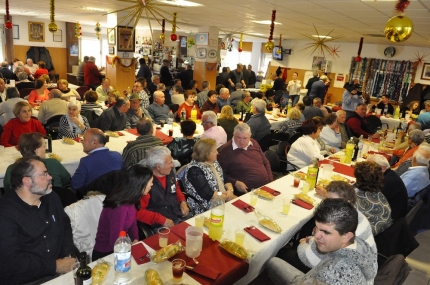 Mayores participando en la comida de Navidad 