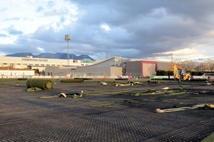 Obras de mejora del césped del campo de fútbol.