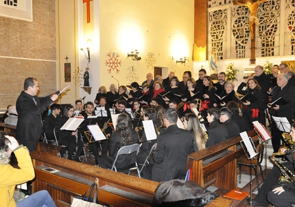 La Banda de Música y la Coral Polifónica interpretaron algunas piezas conjuntamente.