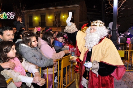 El Rey Melchor saluda a su llegada a la Plaza de España. 