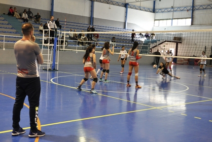 El técnico local, Esteban Férriz, observa una jugada durante un partido. 