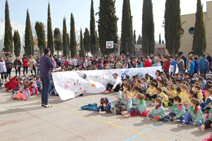 Acto con motivo del Día de la Paz escolar celebrado en el patio del colegio Abadía.