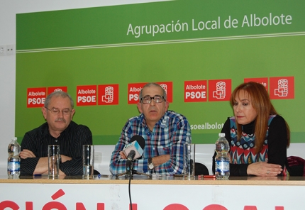 Miembros de la ejecutiva local del PSOE durante la rueda de prensa.