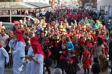 El pasacalles del Carnaval a su salida del parque Guaynabo.