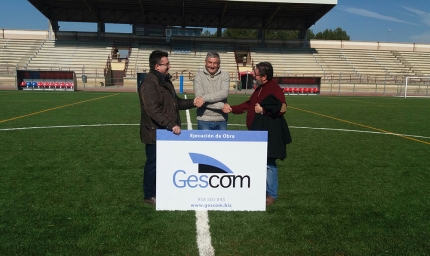 El concejal de Deportes -centro- se saluda en el del terreno de juego con los representantes de Gescom, Óscar Valor, derecha, y Alberto Cuerva