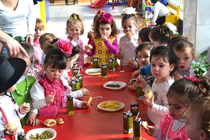 Pequeños de la escuela infantil El Parque de Albolote durante su desayuno con productos de Andalucía.