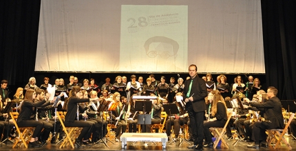 La Banda de Música y la Coral Polifónica durante el Concierto del Día de Andalucía, con el maestro Juan Miguel Nievas al frente.