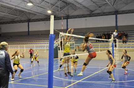 Un remate del equipo local en el partido del pasado sábado