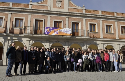 Grupo de estudiantes franceses y españoles junto a sus profesores y representantes municipales en la plaza del Ayuntamiento. 