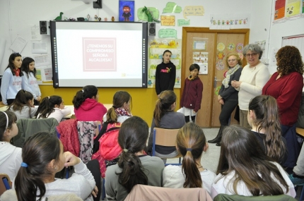 Los alumnos y alumnas de sexto de primaria del colegio San Isidro Labrador presentan el trabajo #merezcounacalle