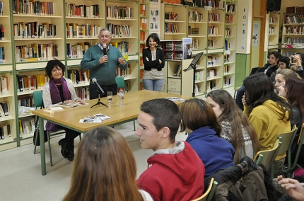 El director del IES, Antonio Luis Ortega, durante la presentación de Ángeles Mora al comienzo del acto en la biblioteca del centro. .  