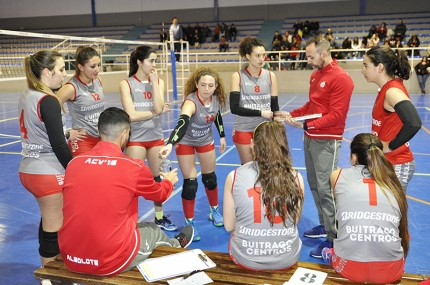 El técnico local Esteban Férriz arenga a sus pupilas en un partido de liga disputado en casa. 