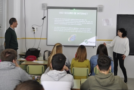 Alumnado de tercero de la ESO del colegio Ave María durante la charla.