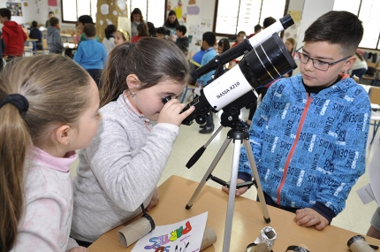 El telescopio, una de las muchas máquinas sobre las que han trabajado los escolares del CEIP Tínar en su 5ª Semana de la Ciencia