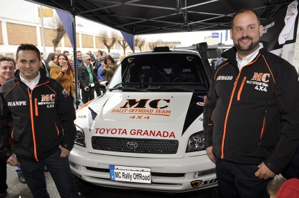 El piloto del equipo MC, Sergio Moreno -derecha- y el copiloto, Juan Pedro Camino, izquierda, posan sonrientes junto a su nueva montura. 