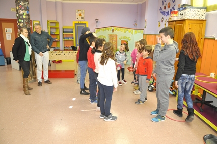 Varios concejales visitan la ludoteca durante el campamento de Semana Santa.