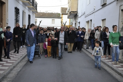 Feligreses junto al Cristo Crucificado en la procesión del Vía Crucis 