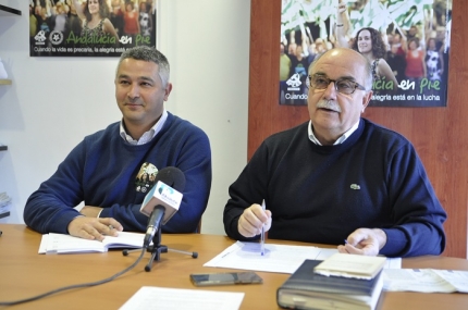 El Diputado provincial, Juan Francisco Arenas junto al Coordinador local de IU, Emilio López, en rueda de prensa. 