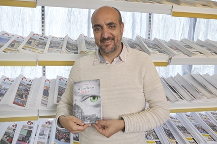 El escritor y técnico de Cultura, Juan Carlos Rodríguez Torres, posa con su nueva novela en la redacción del periódico.