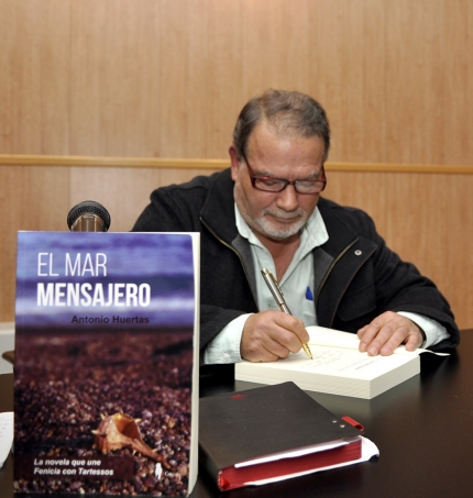 El autor, Antonio Huertas, firmó algunos ejemplares durante la presentación. 