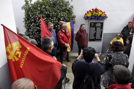 Un momento del desarrollo del acto a la entrada del cementerio junto al monolito que recuerda a las víctimas 