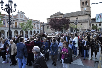 Un momento de la procesión a su paso por la plaza del Ayuntamiento. 