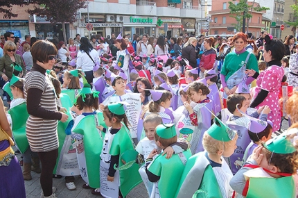 Alumnado de los centros de infantil durante el pasacalles del libro el pasado año.