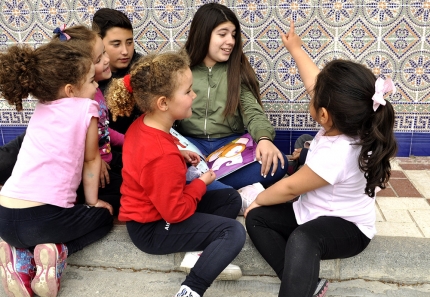 Uno de los corrillos de lectura en el patio del colegio Ave María. 