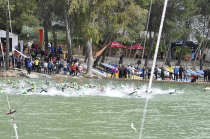 Salida de los nadadores del triatlón