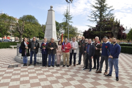 Militantes del PCA y de IU en el acto de homenaje a las víctimas de Manthaussen